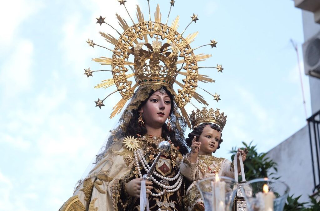 Salida hacía el Cementerio de San Rafael de la imagen de Nuestra Señora del Carmen de Puerta Nueva