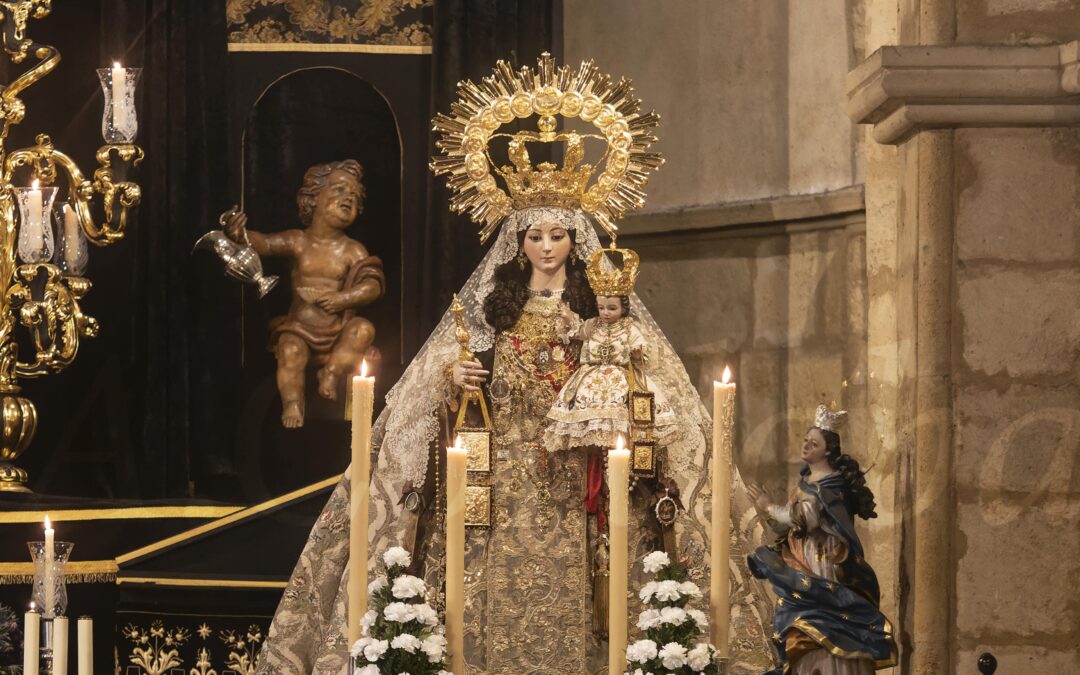 Rosario Vespertino de Nuestra Señora del Carmen Coronada