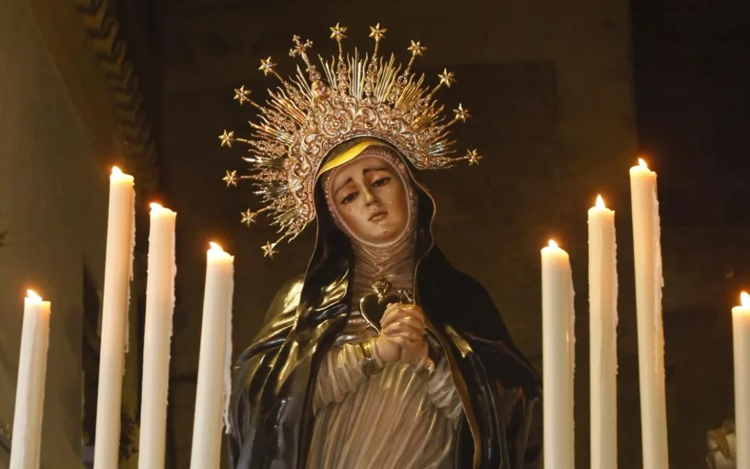 Rosario Vespertino presidido por María Santísima