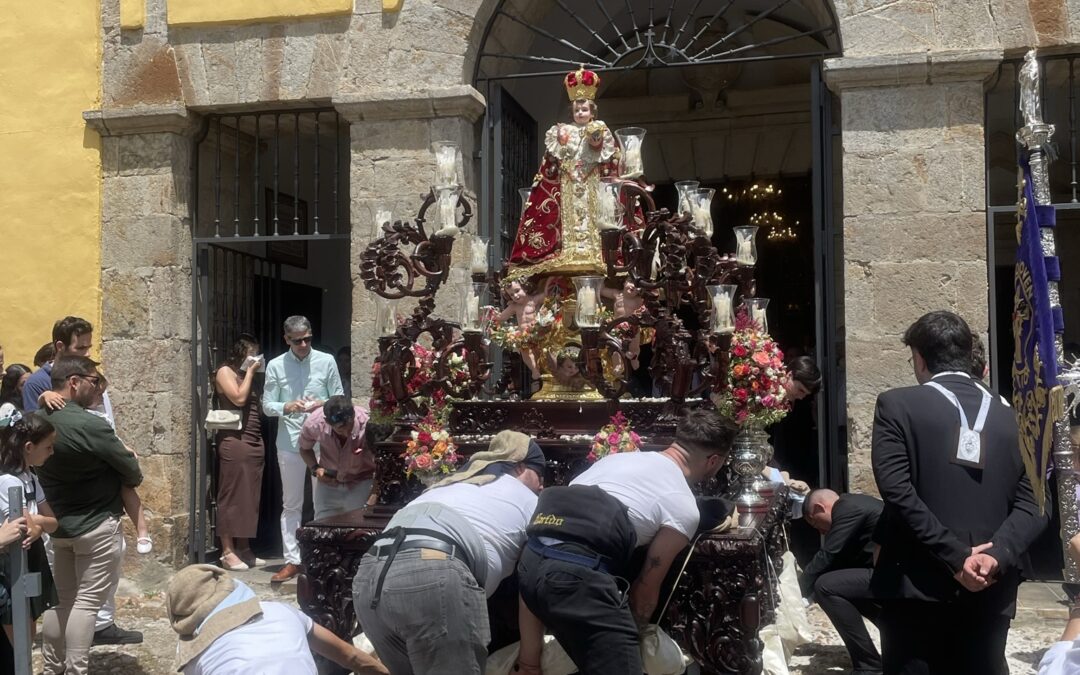 Igualá de costaleros y costaleras del Milagroso Niño Jesús de Praga