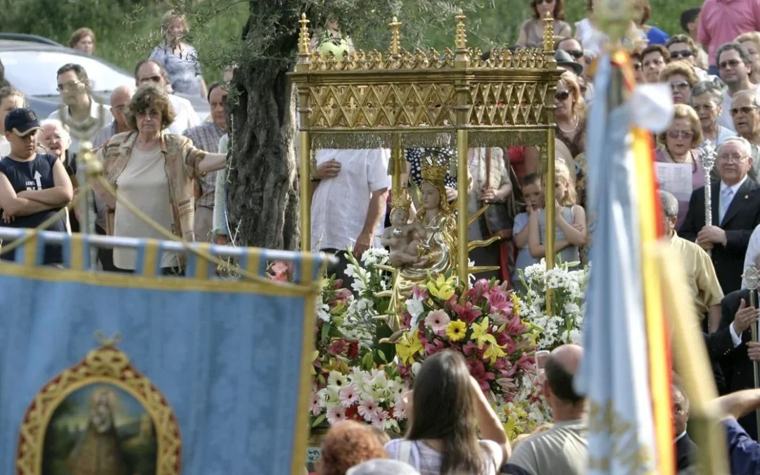 Procesión de Nuestra Señora de la Purísima Concepción de Linares Coronada por los alrededores del Santuario