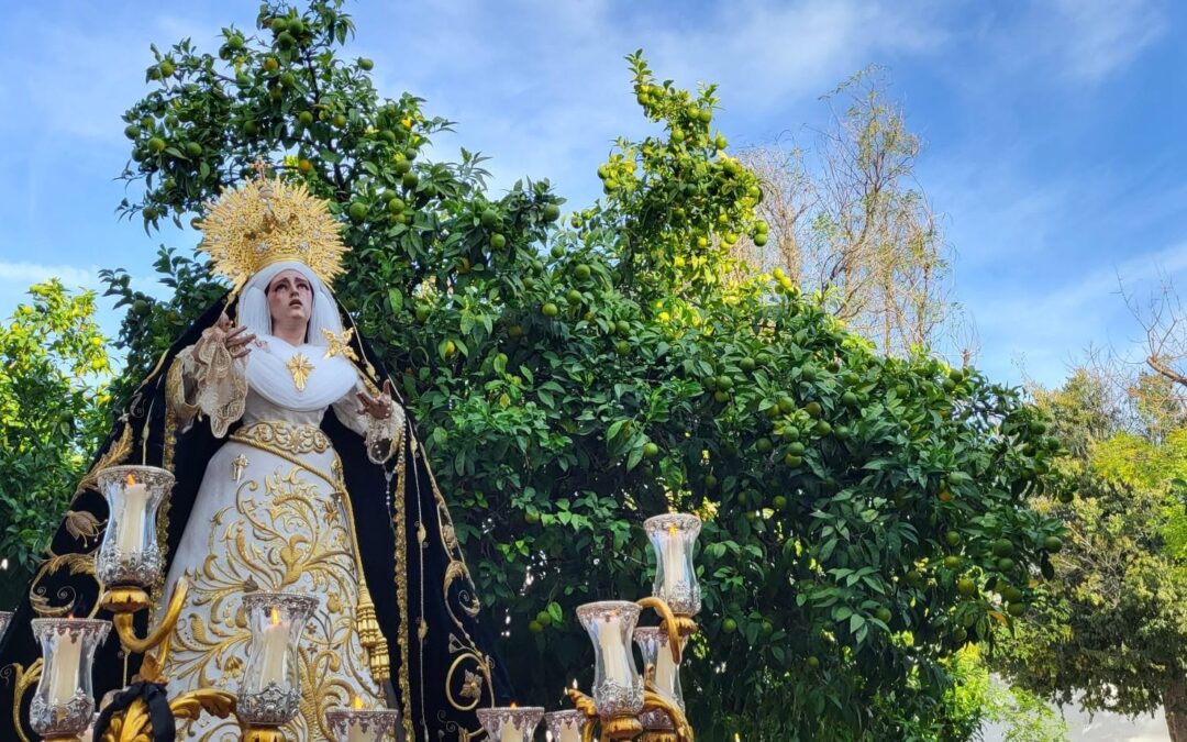 Rezo del Santo Rosario con la imagen de Nuestra Señora y Madre de los Desamparados